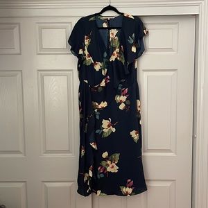 🇺🇸Beautiful flowing floral print dress.  Perfect for work or a wedding.